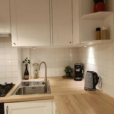 Daire 2rm - Spacious & Quiet - Center 15 Min - Metro 2 Min - By Globe Nests Varşova