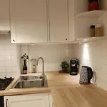 شقة 2rm - Spacious & Quiet - Center 15 Min - Metro 2 Min - By Globe Nests وارسو